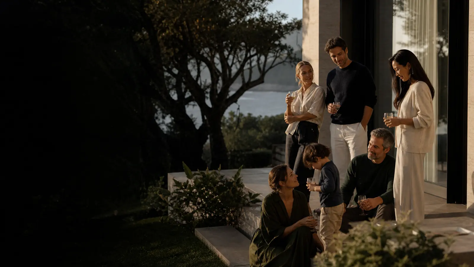 Famille et proches réunis dans une maison contemporaine